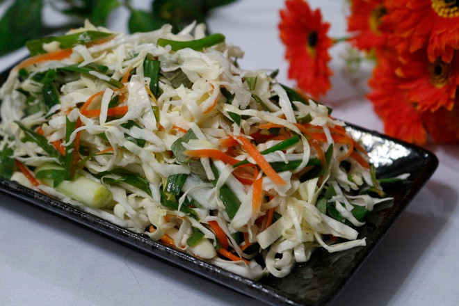 6. Dưa cải: Dưa cải hoặc bắp cải lên men chứa nhiều axit lactic, tyramines, phytoestrogen, vitamin như A và C và các khoáng chất như kali, sắt và folate. Dưa cải bắp được coi là siêu thực phẩm giúp cải thiện tinh thần, các vấn đề sức khỏe, hỗ trợ sức khỏe của xương và giảm nguy cơ ung thư vú.