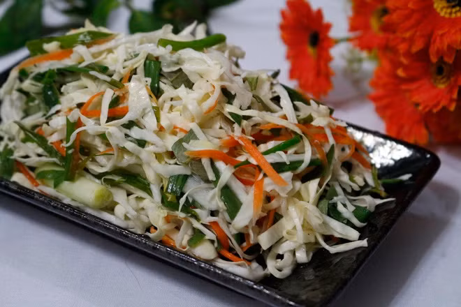 6. Dưa cải: Dưa cải hoặc bắp cải lên men chứa nhiều axit lactic, tyramines, phytoestrogen, vitamin như A và C và các khoáng chất như kali, sắt và folate. Dưa cải bắp được coi là siêu thực phẩm giúp cải thiện tinh thần, các vấn đề sức khỏe, hỗ trợ sức khỏe của xương và giảm nguy cơ ung thư vú.