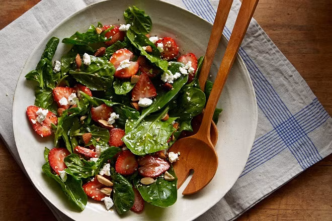 3. Rau bina (cải bó xôi): Các loại rau lá xanh như rau bina có chứa các chất dinh dưỡng chống oxy hóa như vitamin C. Một nghiên cứu đã chỉ ra rằng các hợp chất phenolic chống oxy hóa trong rau bina làm tăng chất chống oxy hóa trong huyết thanh ở người và có thể giúp giảm các gốc tự do trong cơ thể và giảm sự lão hóa.