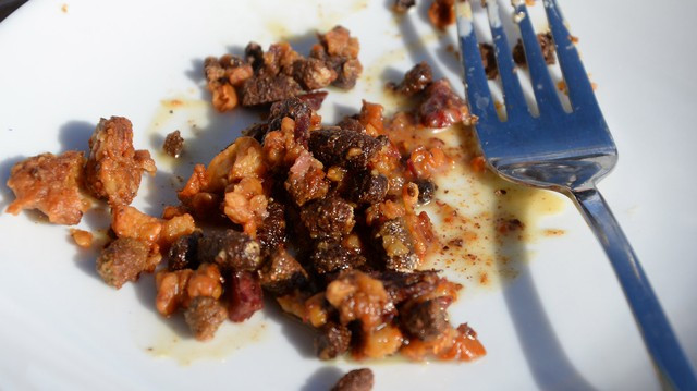 Một số thực khách đã từng thử món ăn này cho rằng, urumiit có mùi vị giống phô mai xanh gorgonzola.