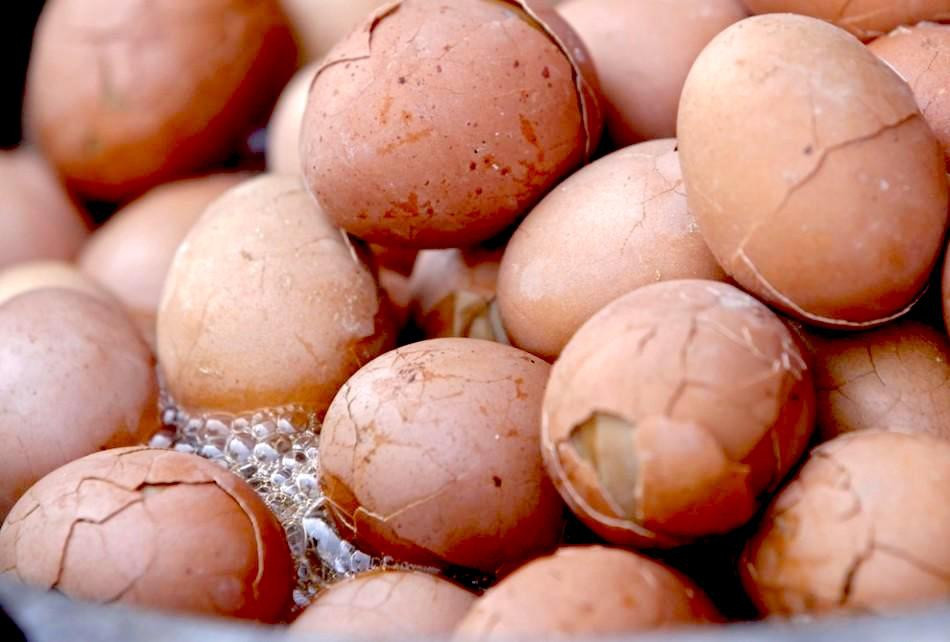 Để chế biến món này, người ta sẽ luộc trứng liên tục suốt một ngày đêm trong nước tiểu. Nước tiểu thấm vào trứng khiến món ăn có vị mặn và mùi hương kỳ lạ.