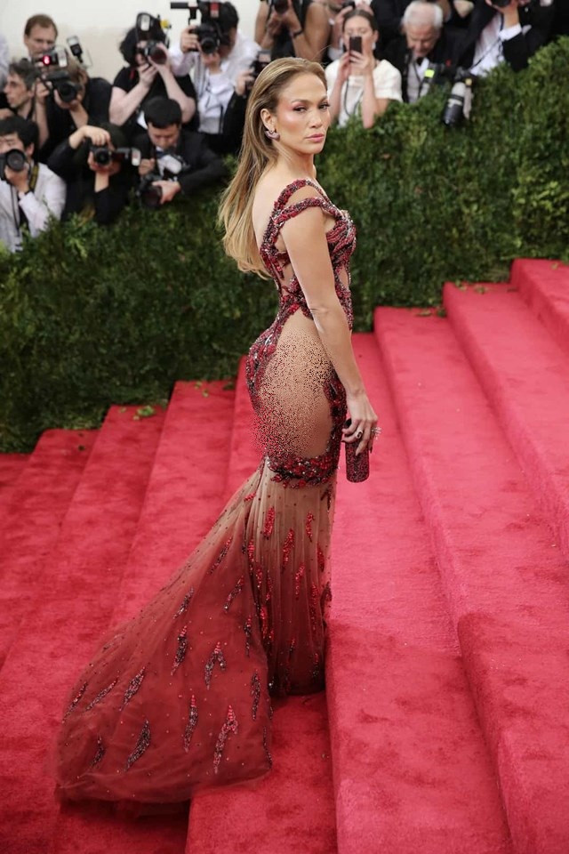 Jennifer Lopez tự tin diện chiếc váy táo bạo bước lên thảm đỏ MET Gala 2015.