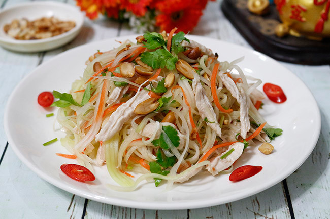 Nộm gà xé phay: Nếu như những món ăn dầu mỡ ngày Tết khiến cơ thể có cảm giác chán ăn, thì món nộm gà chua ngọt là món ăn đơn giản từ thịt gà thừa sau Tết giúp giải ngán cực kỳ hiệu quả.