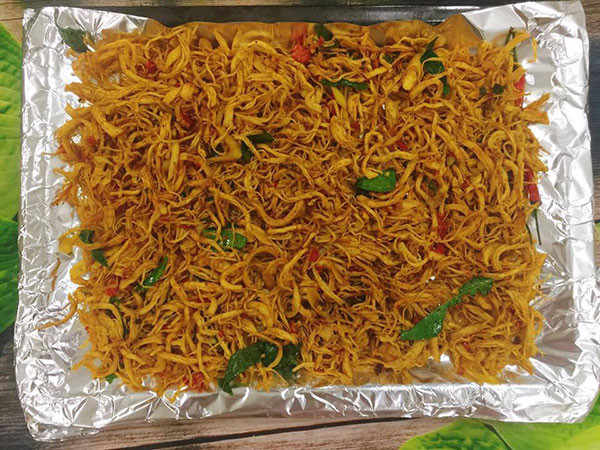 Khi gà đã săn, rải đều gà ra khay. Cho vào lò sấy ở 150 độ C trong 3-4 phút/lần. Sau mỗi lần sấy lấy đũa đảo cho gà được khô đều. Thực hiện bước sấy từ 2-3 lần cho thịt gà khô hoàn toàn. Sau khi sấy xong, nên để cho thành phẩm thật nguội, cất vào lọ hoặc túi kín để bảo quản dùng dần. Ảnh: Internet.