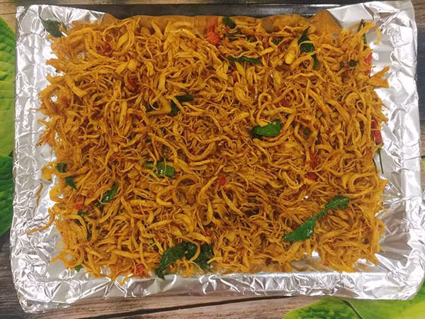 Khi gà đã săn, rải đều gà ra khay. Cho vào lò sấy ở 150 độ C trong 3-4 phút/lần. Sau mỗi lần sấy lấy đũa đảo cho gà được khô đều. Thực hiện bước sấy từ 2-3 lần cho thịt gà khô hoàn toàn. Sau khi sấy xong, nên để cho thành phẩm thật nguội, cất vào lọ hoặc túi kín để bảo quản dùng dần. Ảnh: Internet.