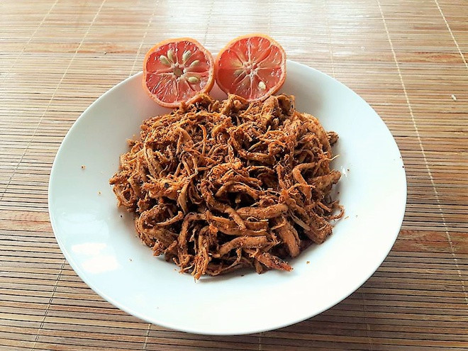 Khô gà lá chanh: Bạn có thể tận dụng phần thịt gà luộc còn thừa ngày Tết kết hợp cùng những gia vị như ớt, tỏi, gừng, sả để làm tăng hương vị món ăn. Món ăn này có thể được thực hiện một cách dễ dàng bằng những đồ gia dụng nhà bếp quen thuộc như chảo chống dính, nồi cơm điện hay lò vi sóng.