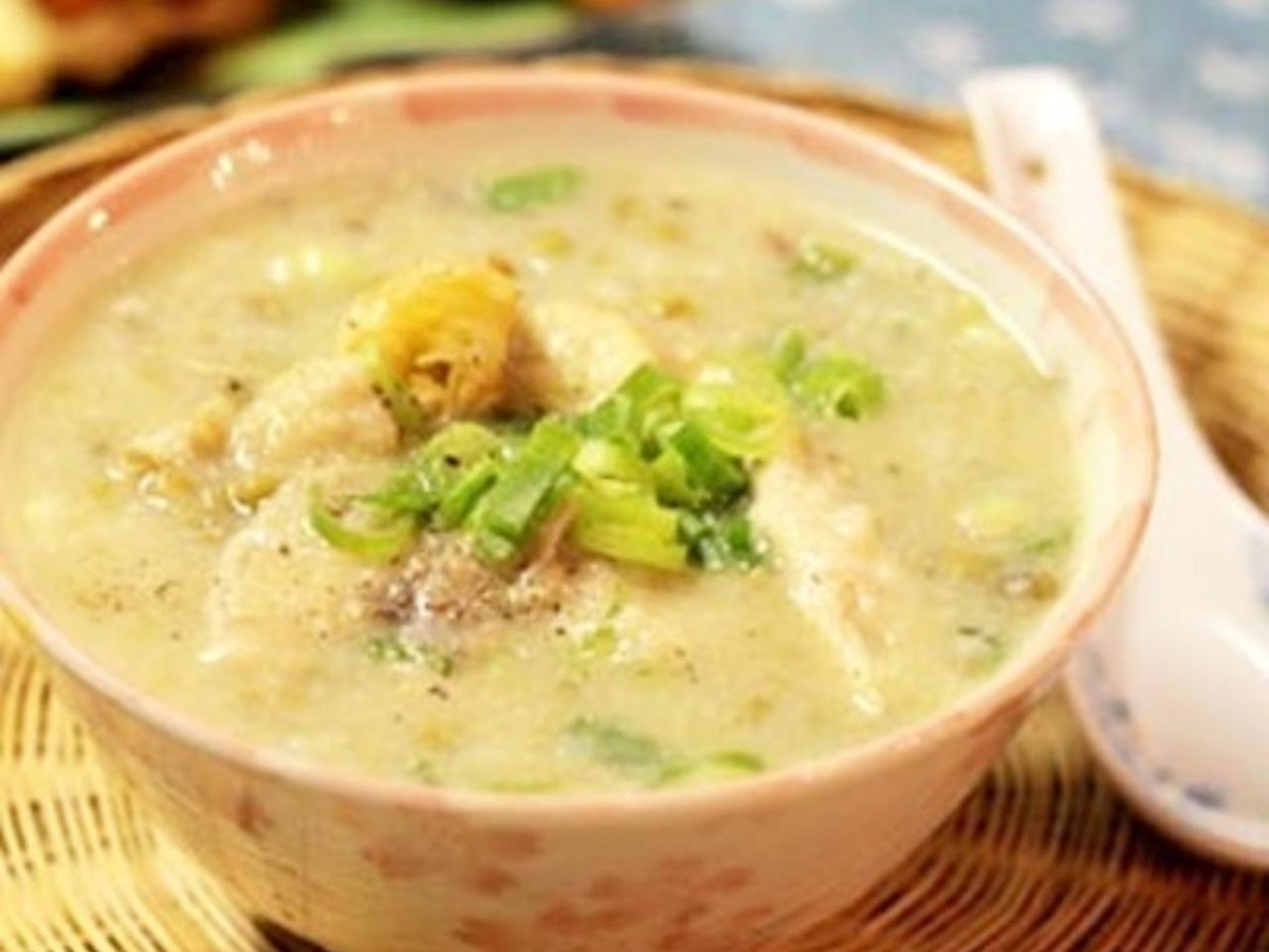 Gà xé lấy thịt. Cho gạo và đậu xanh vào ninh nhừ, thỉnh thoảng khuấy đều để cháo không bị bén đáy nồi. Đun 30 – 45 phút cháo chín nhừ thì cho tiếp 1 thìa canh nước mắm và 2 thìa cà phê mì chính ( nếu không ăn mì chính có thể bỏ qua), cho nấm hương vào và nấu thêm 15 phút nữa là được.