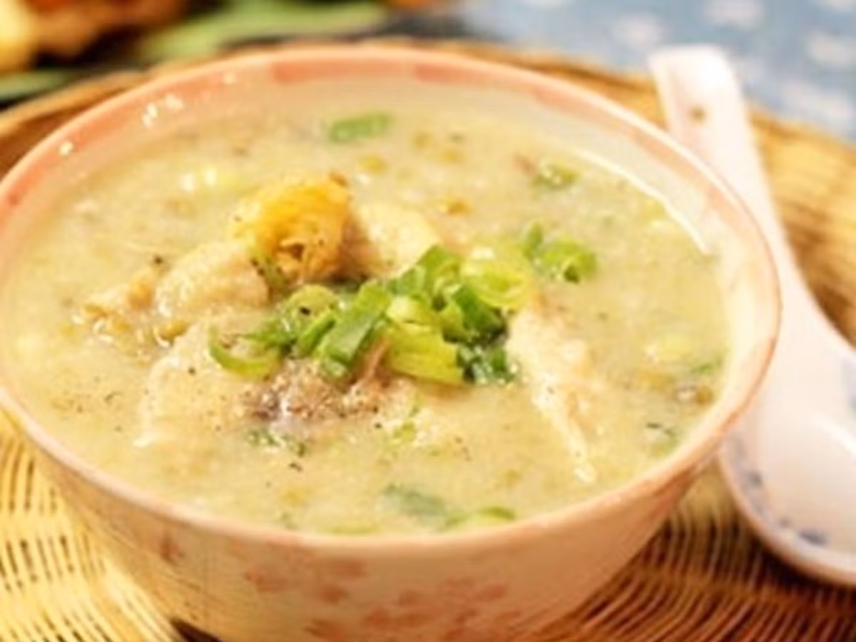 Gà xé lấy thịt. Cho gạo và đậu xanh vào ninh nhừ, thỉnh thoảng khuấy đều để cháo không bị bén đáy nồi. Đun 30 – 45 phút cháo chín nhừ thì cho tiếp 1 thìa canh nước mắm và 2 thìa cà phê mì chính ( nếu không ăn mì chính có thể bỏ qua), cho nấm hương vào và nấu thêm 15 phút nữa là được.