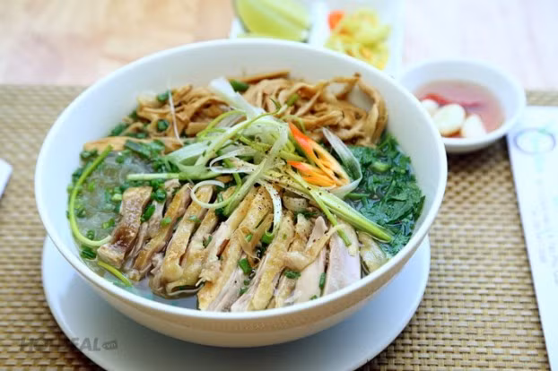 Lọc lấy thịt gà, rồi thái thành các miếng vừa ăn (lưu ý thái sao cho miếng thịt có cả da lẫn thịt, khi bày lên bát sẽ đẹp hơn). Thịt gà có thể trộn với ít muối hoặc bột nêm &amp; lá chanh thái nhỏ.