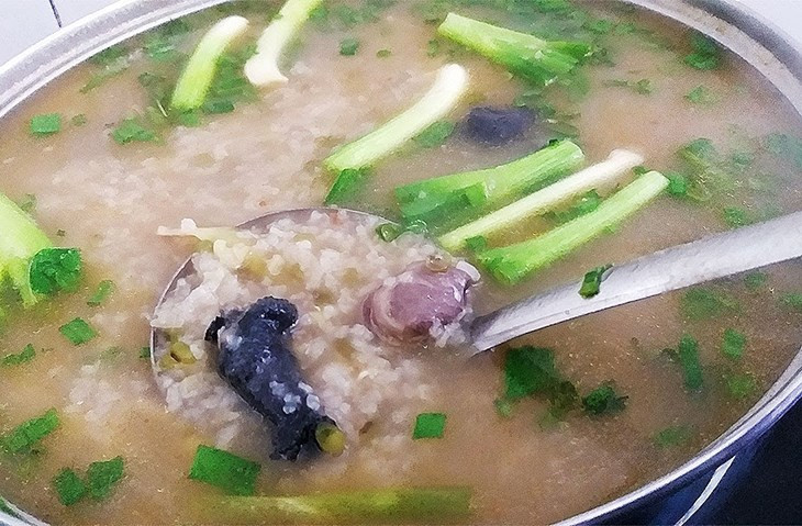 Nếu vừa trải qua một cơn say xỉn sau những ngày Tết thì ăn một bát cháo gà còn có tác dụng vô cùng tốt đối với sức khỏe và kích thích dạ dày hoạt động nhẹ nhàng.