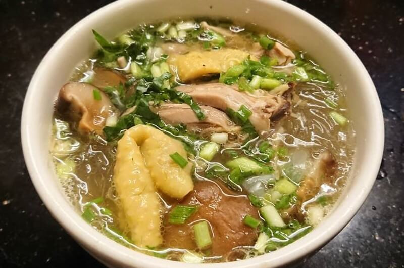 Miến gà: Miến gà cũng được xếp vào món ngon thanh đạm và bổ dưỡng từ thịt gà thừa ngày Tết. Nguyên liệu và cách chế biến của món ăn này rất đơn giản, hơn nữa nguyên liệu chính cần sử dụng là thịt gà luộc. Do đó, bạn vừa có thể tận dụng được thịt gà luộc còn lại trong ngày Tết vừa có một món ăn ngon đãi người thân và bạn bè.