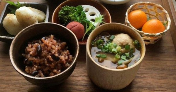 8. Người Nhật chỉ ăn một lượng cơm nhỏ trong một bữa: Người Nhật ăn cơm đều đặn mỗi bữa nhưng "chìa khóa" để họ không tăng cân đó là lượng cơm trong một bữa ăn không quá nhiều. Thay vào đó, họ ăn thêm nhiều thức ăn phụ, lượng cơm họ ăn thường chỉ vào khoảng 100g.