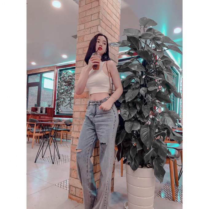 Cô nàng cũng tự tin khoe eo thon với áo croptop và quần jeans cạp cao. Ảnh: FB, Internet.