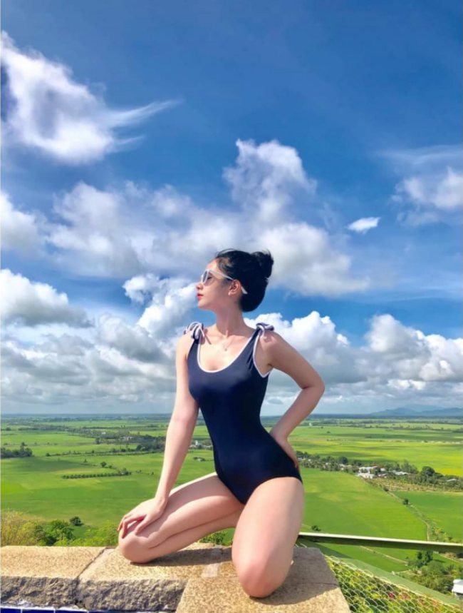 Người đẹp sinh năm 2002 phô trương vóc dáng đồng hồ cát trong trang phục áo tắm liền thân.