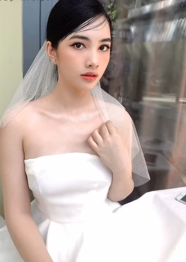 Cẩm Đan khoe bờ vai thon thả sexy trong trang phục váy cưới cúp ngực tinh tế.