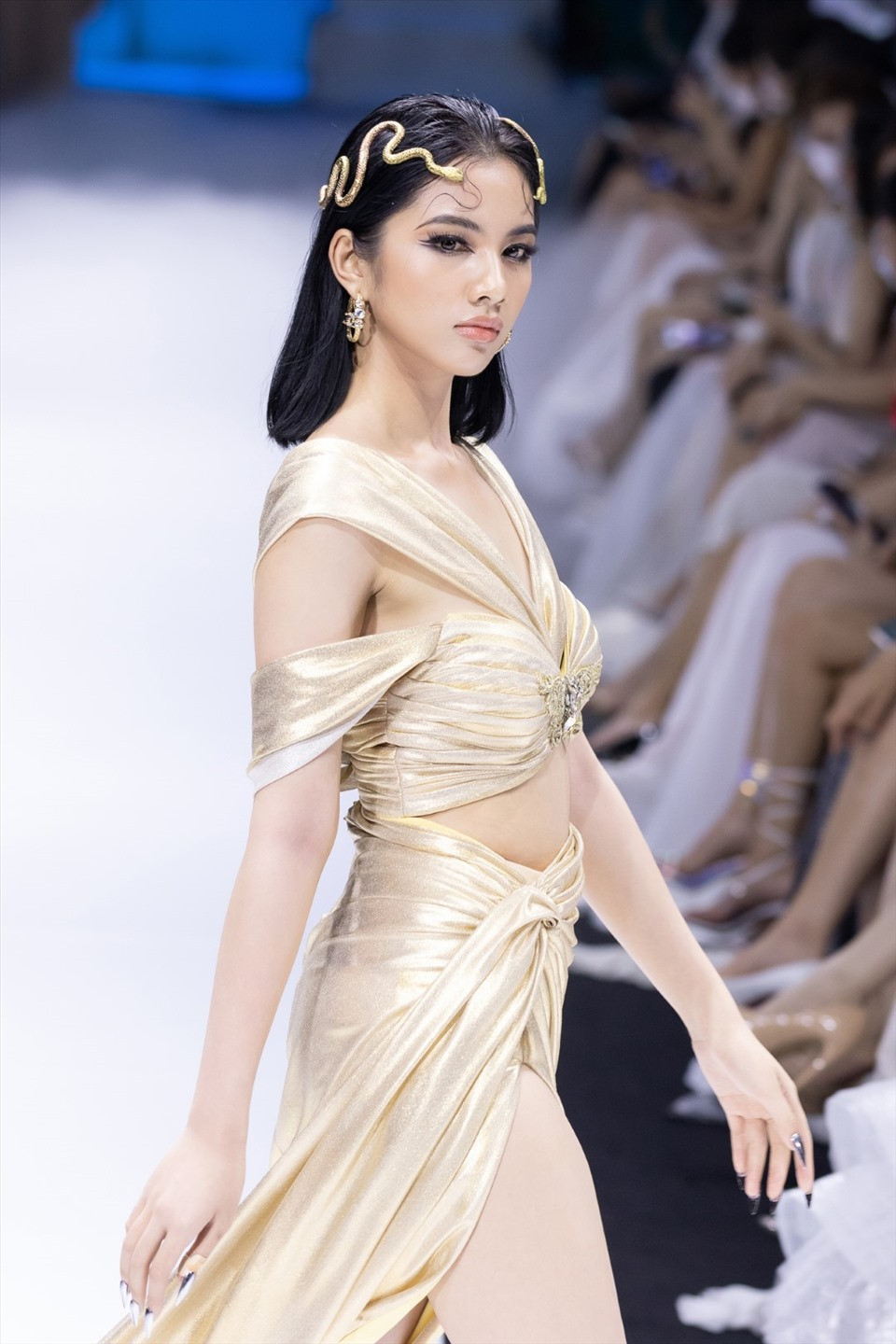 Tình mới của doanh nhân Đức Huy cực kỳ gợi cảm và quyến rũ với thiết kế cắt xẻ táo bạo trên sàn diễn thời trang.