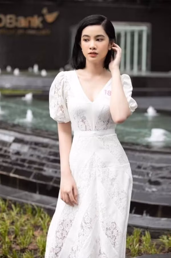 Cẩm Đan khá chuộng những kiểu đầm nhẹ nhàng, nữ tính.