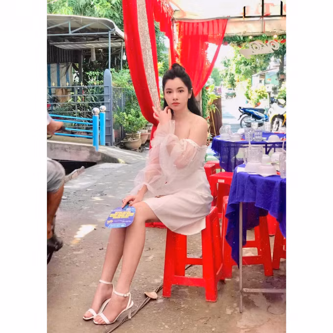 Người đẹp An Giang khoe vẻ gợi cảm với đầm trễ nải.