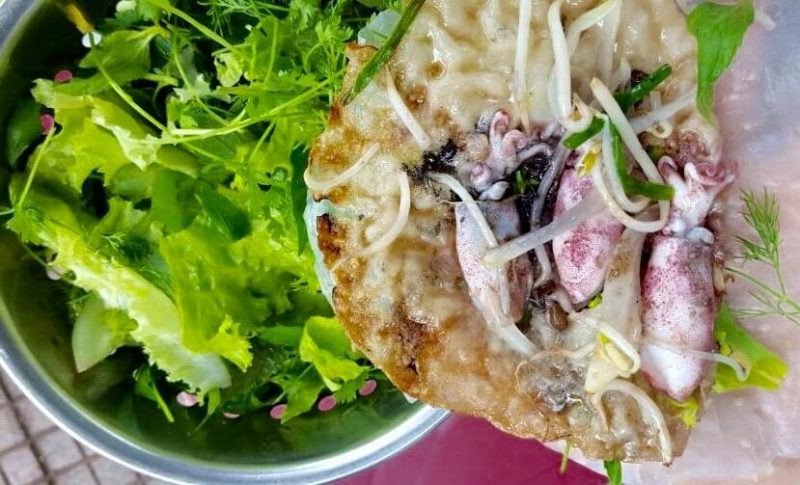 Để thưởng thức món ăn, mọi người cần cuốn bánh vào các loại rau xanh và chấm vào chén nước mắm tương tự như bánh căn.