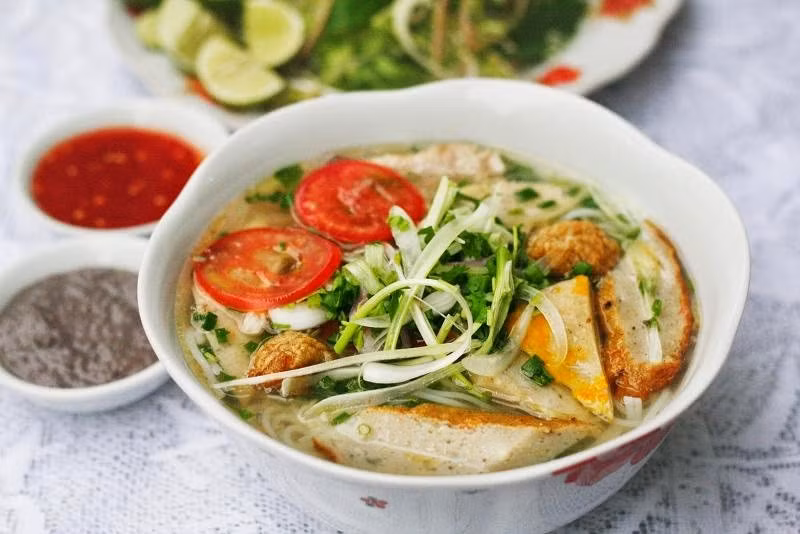 Hương vị từ tô bún đầy chả cá dai ngon, các loại thảo mộc tươi và nước chấm chắc chắn sẽ khiến bạn lưu luyến. Nếu can đảm, thực khách có thể chọn bún sứa. Ngoài phần chả cá, món ăn đặc biệt bởi những sợi sứa trong suốt, giòn, tươi đánh bắt từ ngoài khơi xa. Ảnh: Internet.