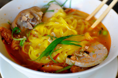 Phần đạm bao gồm sườn lợn, tôm và trứng chim cút. Khi ăn, thực khách cho thêm các loại rau xanh, ớt, chanh và món bánh tráng mè giòn.