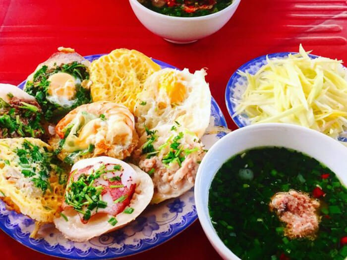 Bánh căn: Bánh căn làm từ bột gạo và nước cốt dừa tươi, được hấp chín cẩn thận trong những chảo đất nung nhỏ trước khi hoàn thiện bằng lớp phủ từ trứng chim cút, thịt lợn băm hoặc tôm, mực.