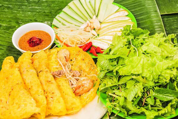 Bánh xèo: Bánh xèo mực miền Trung nổi tiếng nhờ phần vỏ bánh mỏng giòn và hải sản tươi ngọt bên trong. Bánh xèo cũng làm từ bột gạo, nhưng có màu vàng đặc trưng từ bột nghệ và chứa đầy giá đỗ, hành lá, mực tươi, tôm đánh bắt ngay tại địa phương.
