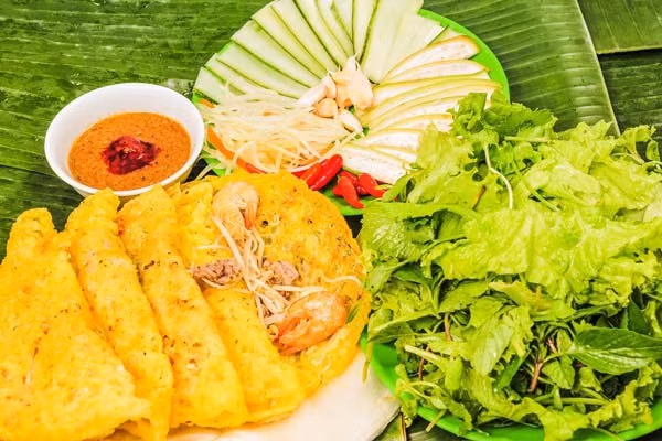 Bánh xèo: Bánh xèo mực miền Trung nổi tiếng nhờ phần vỏ bánh mỏng giòn và hải sản tươi ngọt bên trong. Bánh xèo cũng làm từ bột gạo, nhưng có màu vàng đặc trưng từ bột nghệ và chứa đầy giá đỗ, hành lá, mực tươi, tôm đánh bắt ngay tại địa phương.