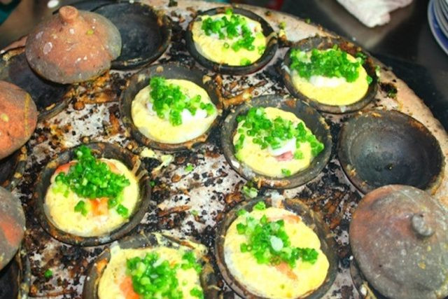 Kết cấu giòn, xốp như miếng bọt biển của bánh giúp giữ lại phần nước mắm pha trong chén, cay cay, hăng hăng làm từ cá cơm lên men, trộn với củ hành tây chiên, hạt điều, gừng và nhiều gia vị gia truyền khác.