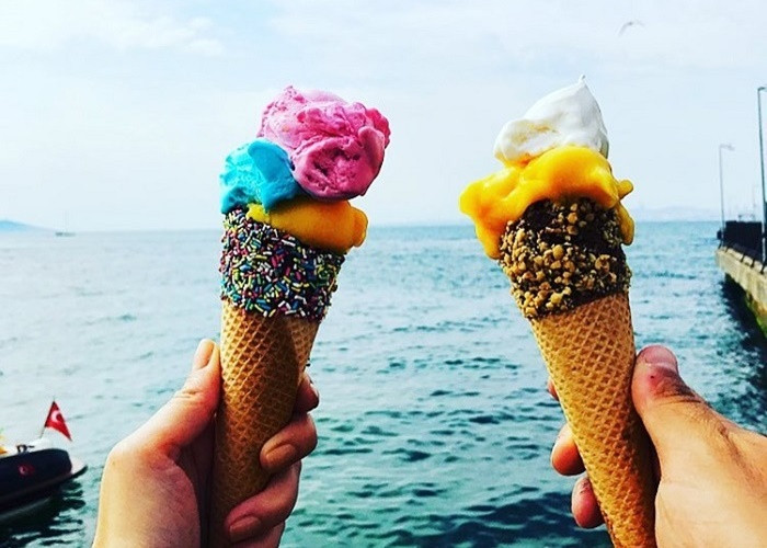 Kem Dondurma, Thổ Nhĩ Kỳ: Món kem truyền thống của Thổ Nhĩ Kỳ thường dẻo và đậm đặc hơn nhiều so với các loại kem tại những quốc gia khác trên thế giới. Những người bán hàng rong thường biểu diễn độ dẻo của loại kem này cho người qua đường xem. Ảnh: IT. 