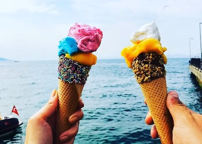 Kem Dondurma, Thổ Nhĩ Kỳ: Món kem truyền thống của Thổ Nhĩ Kỳ thường dẻo và đậm đặc hơn nhiều so với các loại kem tại những quốc gia khác trên thế giới. Những người bán hàng rong thường biểu diễn độ dẻo của loại kem này cho người qua đường xem. Ảnh: IT. 