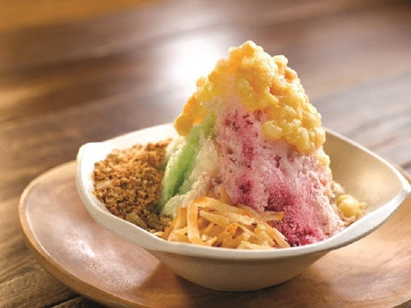 Kem Ais Kacang, Malaysia: Thuộc vùng Đông Nam Á, Malaysia thường khá nóng và để làm mát, người dân địa phương thích ăn một loại đá bào có tên Ais Kacang. Món này bao gồm đá bào, bên trên là những nguyên liệu rực rỡ sắc màu, như thạch, ngô ngọt, hạt cọ, hoa quả sấy, lô hội, sữa đặc và nhiều loại si-rô ngọt.
