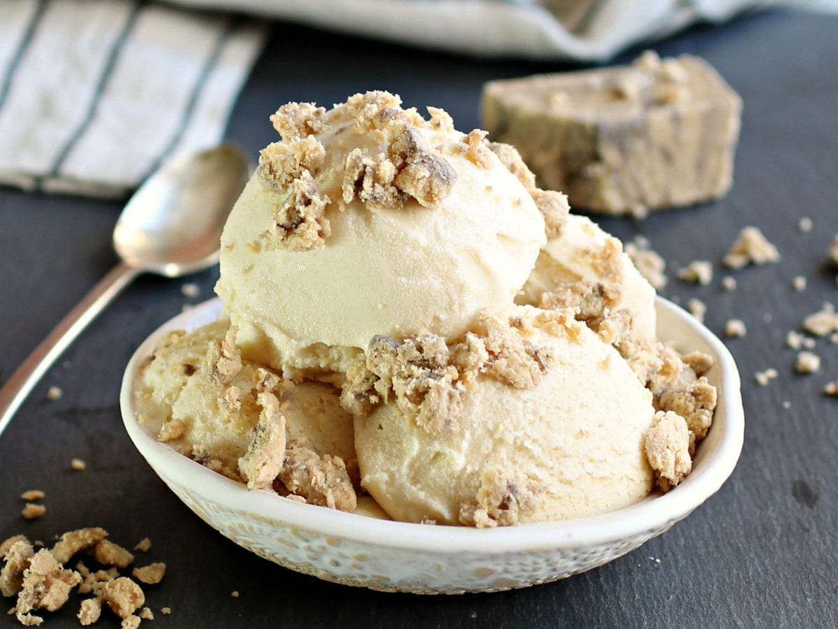 Kem Halva, Israel: Nếu tới Israel, đừng quên ăn thử kem Halva, loại đồ ngọt được làm từ vừng nghiền mịn cho thêm mật ong. Trong một buổi chiều mùa hè nóng bức ở Tel Aviv, bạn sẽ thấy nhiều người địa phương và khách du lịch ngồi thưởng thức món kem ngon tuyệt này.