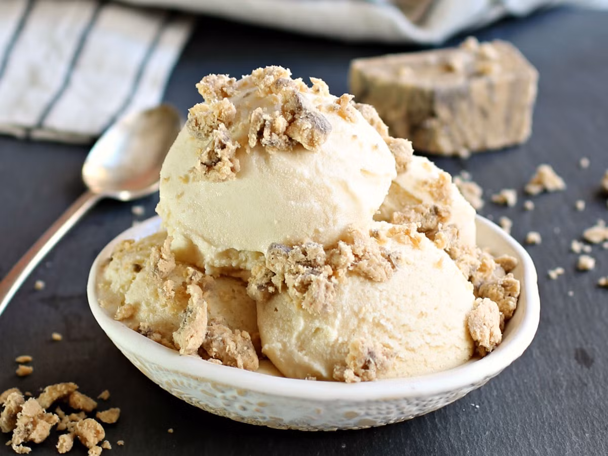 Kem Halva, Israel: Nếu tới Israel, đừng quên ăn thử kem Halva, loại đồ ngọt được làm từ vừng nghiền mịn cho thêm mật ong. Trong một buổi chiều mùa hè nóng bức ở Tel Aviv, bạn sẽ thấy nhiều người địa phương và khách du lịch ngồi thưởng thức món kem ngon tuyệt này.