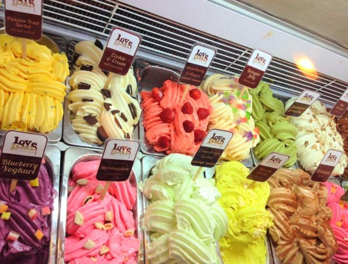 Kem Gelato, Ý: Gelato, món kem nổi tiếng nhất của Ý, có nhiều vị khác nhau nhưng nhìn chung đặc, mềm mịn và ít ngấy hơn loại kem Gelato của Mỹ. Bạn có thể gọi nhiều vị trong một ốc quế hoặc một cốc.