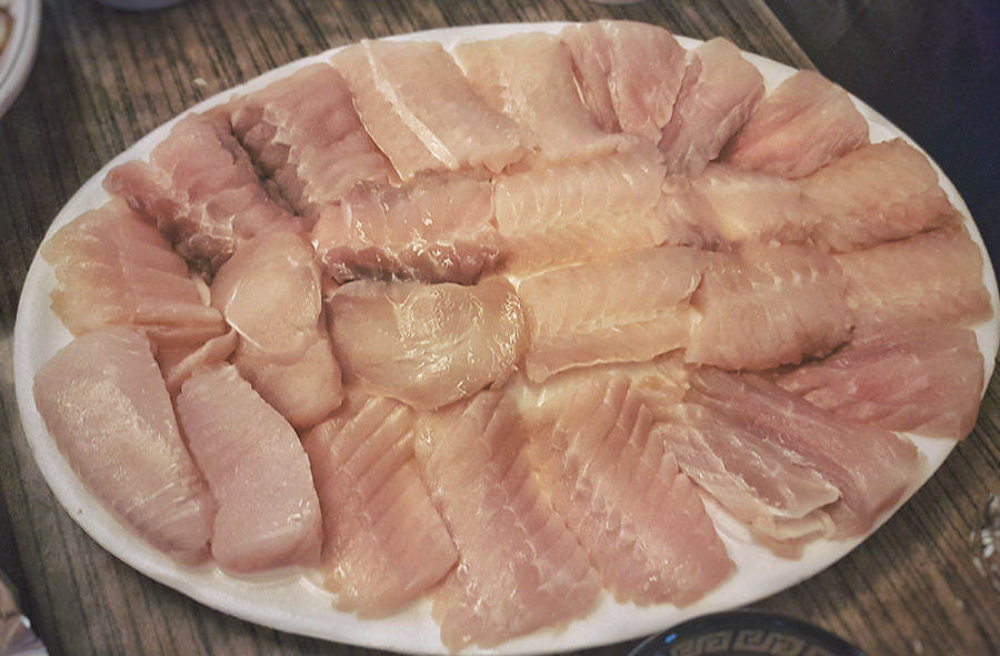 Mùi vị của món ăn kinh dị này khủng khiếp đến mức được ví như mùi hôi thối ở các nhà vệ sinh công cộng. Dù vậy, sức hút của hongeo vẫn không hề giảm; mỗi năm người dân nước này tiêu thụ lên đến 11.000 tấn cá.