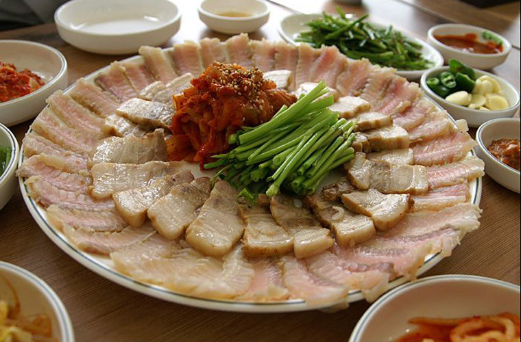 Đối với những thực khách quen với mùi vị khó ngửi của hongeo thì không có vấn đề gì. Tuy nhiên, đối với những người lần đầu thử can đảm với món ăn thì dễ dàng rơi vào tình trạng nôn thốc dù mới chỉ nó gần miệng.