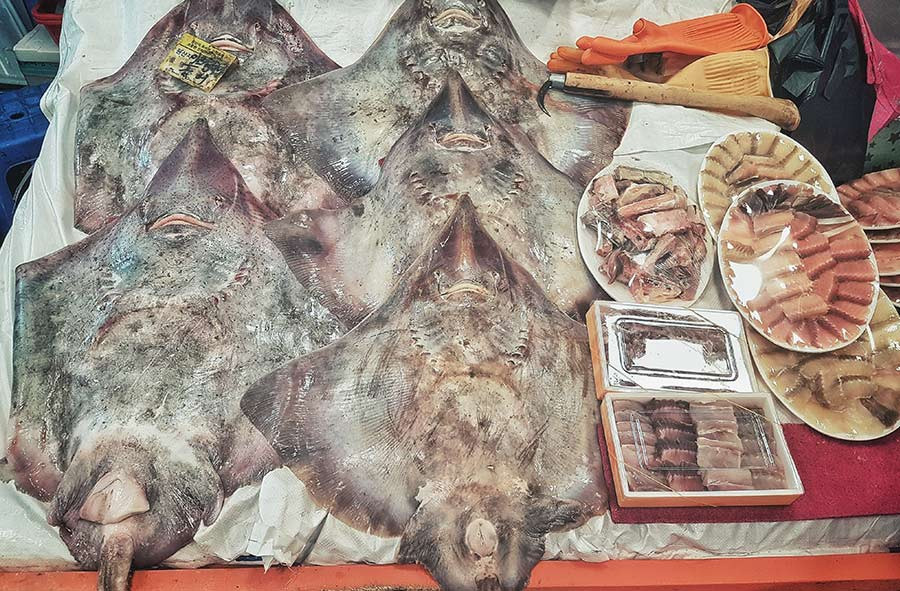 Để làm Hongeo, người ta xếp những con cá đuối vào kho lạnh, bảo quản trong khoảng một tháng và đợi cho cá bốc mùi hôi kinh khủng nhất.