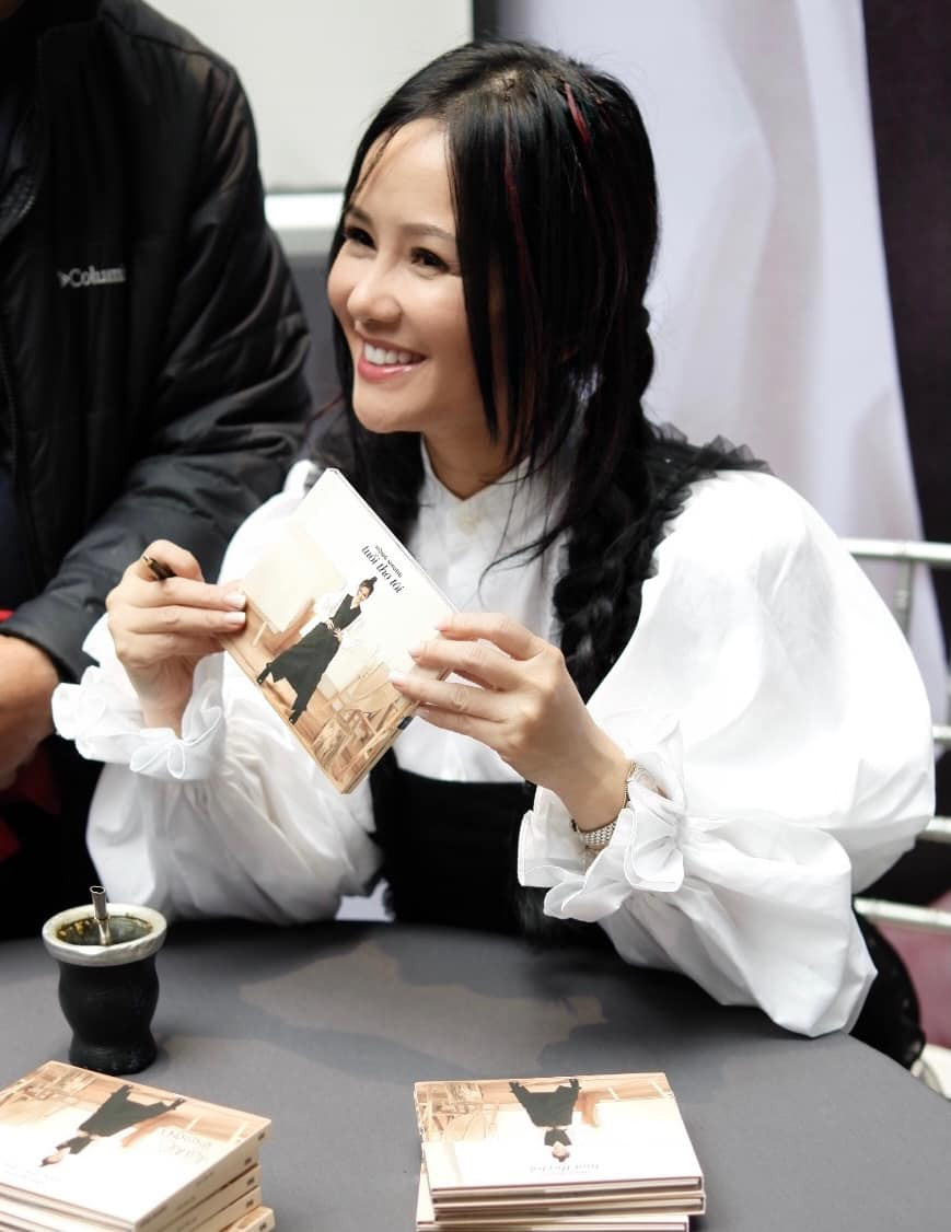 Chỉ cần phối chiếc áo sơ mi tay bồng với váy yếm đơn giản nhưng Hồng Nhung khiến người đối diện khó đoán được tuổi thật.