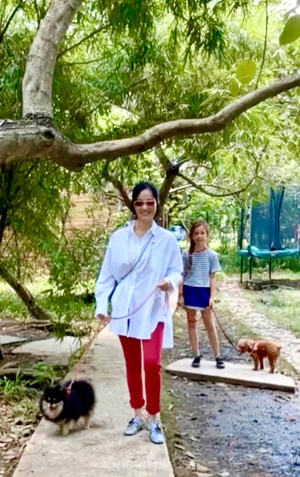 Khi đi dạo, nữ diva phối áo sơ mi trắng cùng quần đỏ và giày bệt trẻ trung.