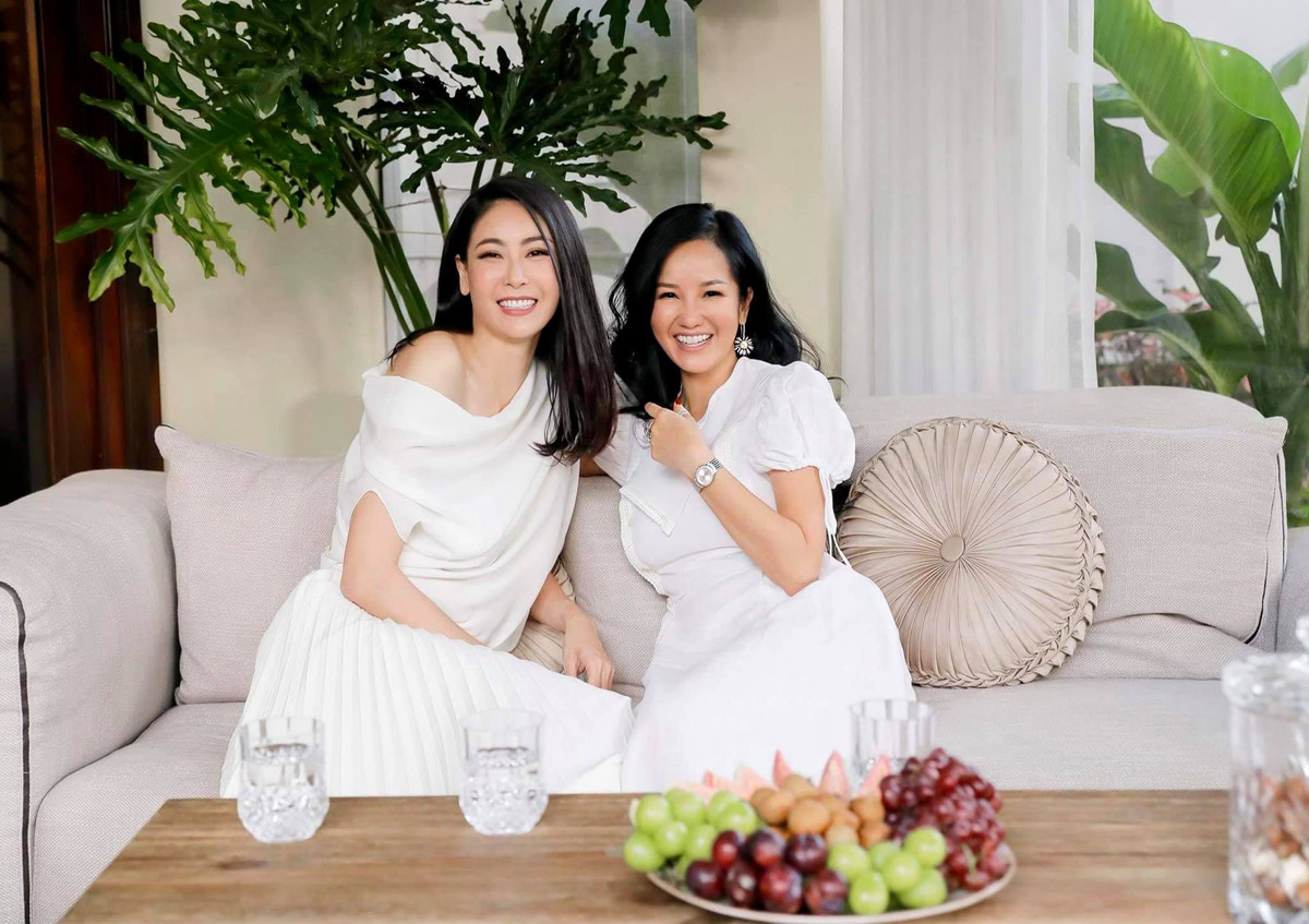 Trong cuộc sống hàng ngày, Hồng Nhung cũng thường chọn váy áo đơn sắc nhẹ nhàng để tôn vẻ trẻ trung.