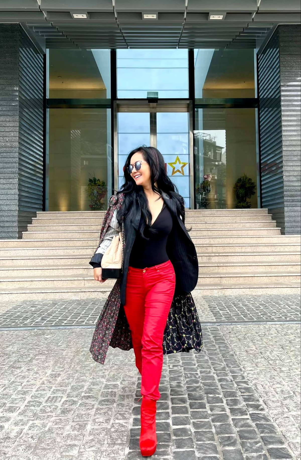 Nữ diva 50 tuổi không ngại phối đồ phá cách và năng động như các cô gái trẻ tuổi.