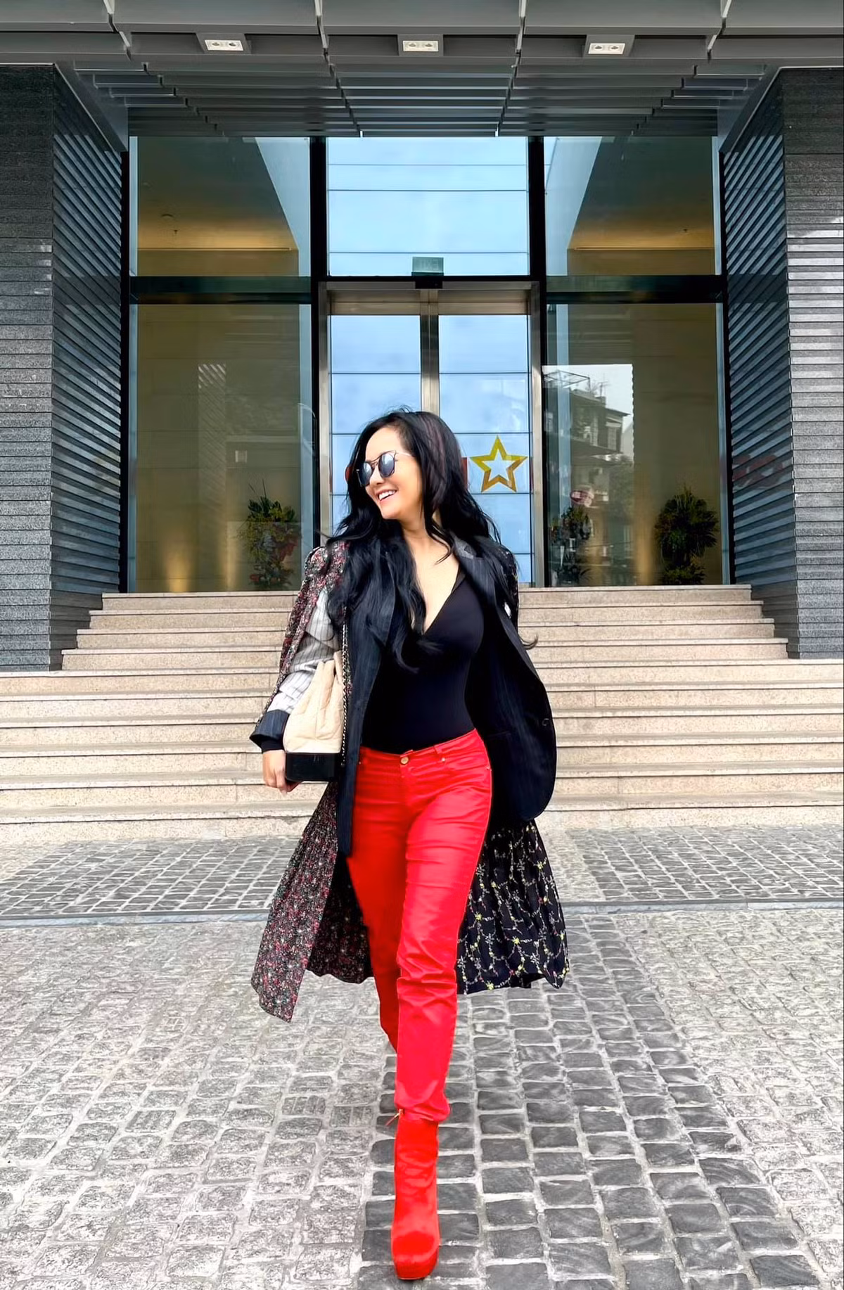 Nữ diva 50 tuổi không ngại phối đồ phá cách và năng động như các cô gái trẻ tuổi.