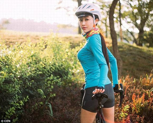 Dongxiang chia sẻ, bản thân cuồng thể thao, ngay từ khi còn nhỏ cô đã rất hiếu động và chơi nhiều trò chơi chỉ dành cho con trai.