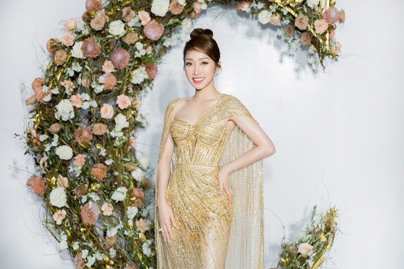 Lý Thùy Chang toát lên sự sang trọng, tràn đầy sức sống của một nữ doanh nhân trẻ.