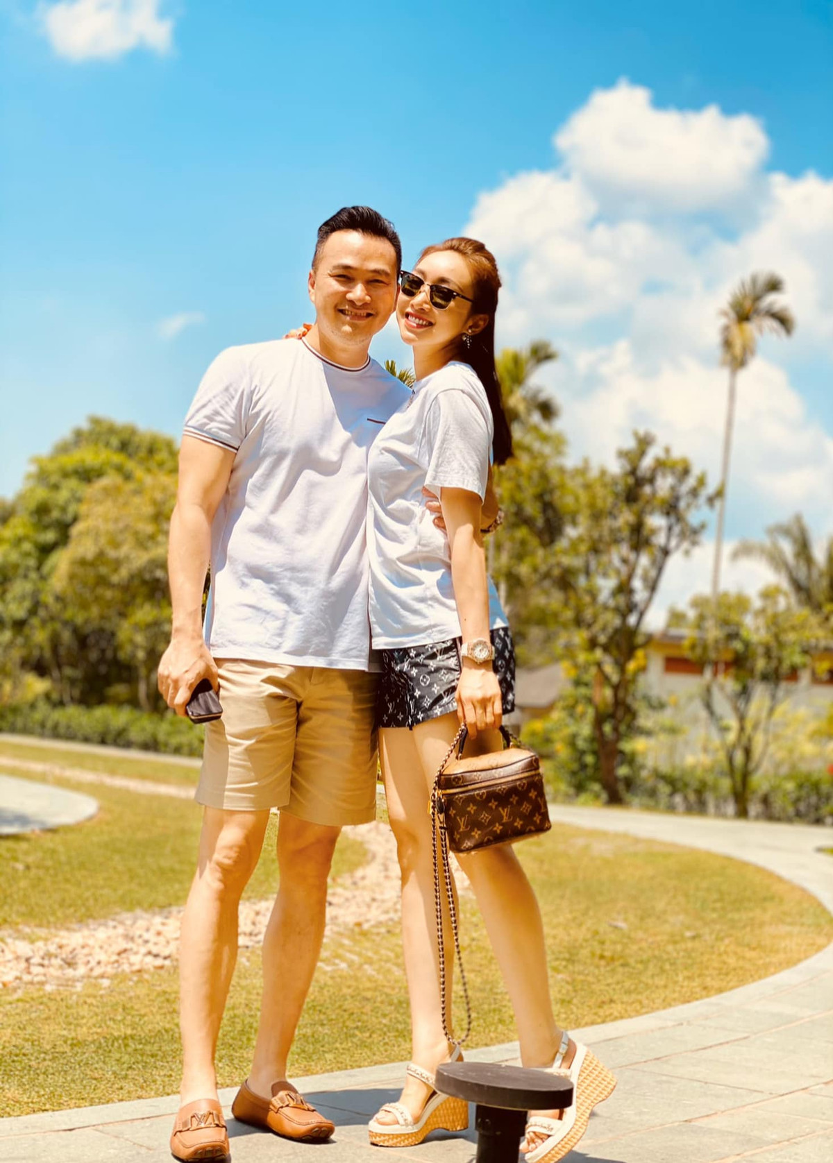 Khi đi du lịch cùng ông xã Chi Bảo, Thùy Chang diện những bộ đồ trẻ trung, năng động. Ảnh: FBNV.