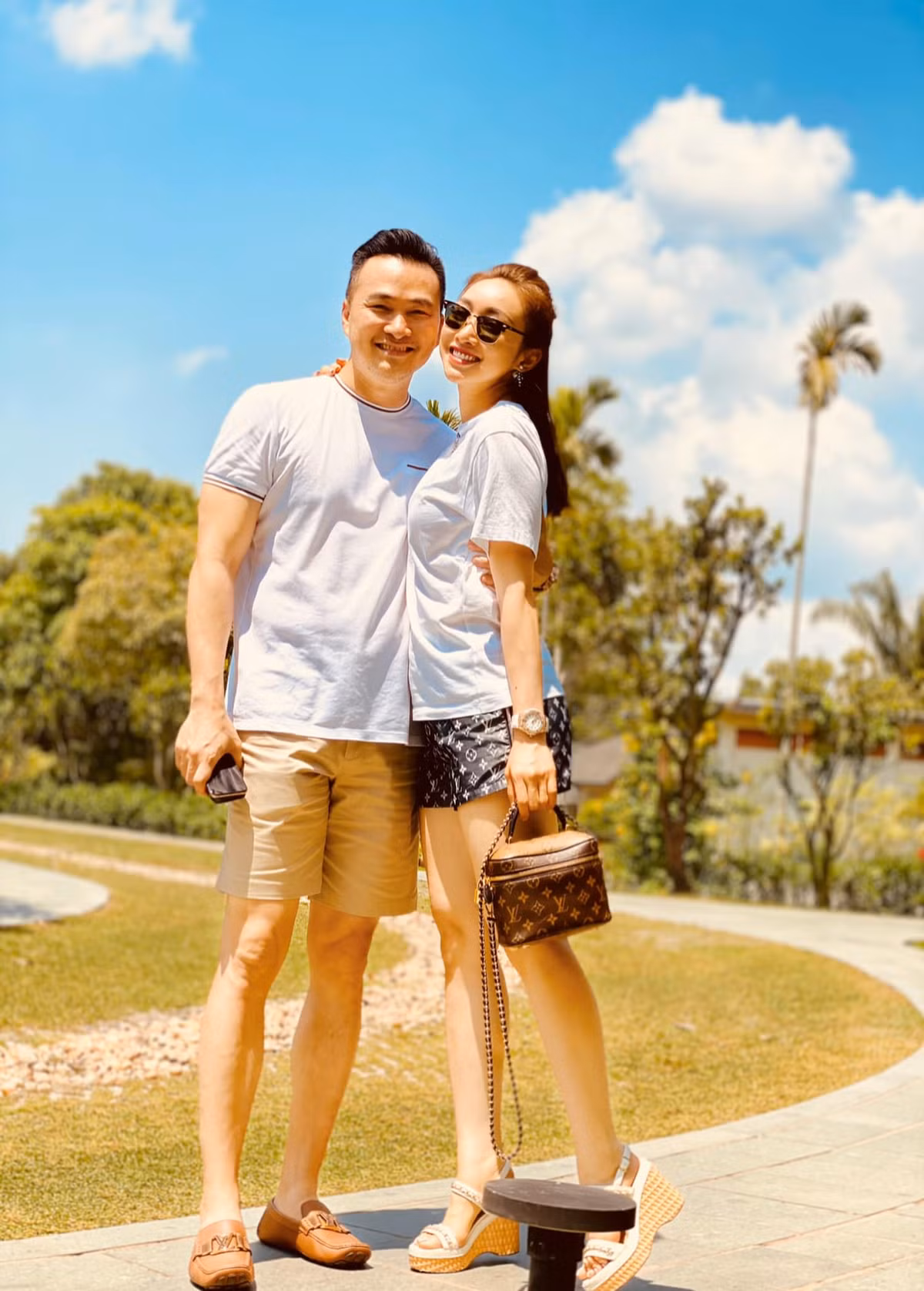 Khi đi du lịch cùng ông xã Chi Bảo, Thùy Chang diện những bộ đồ trẻ trung, năng động. Ảnh: FBNV.