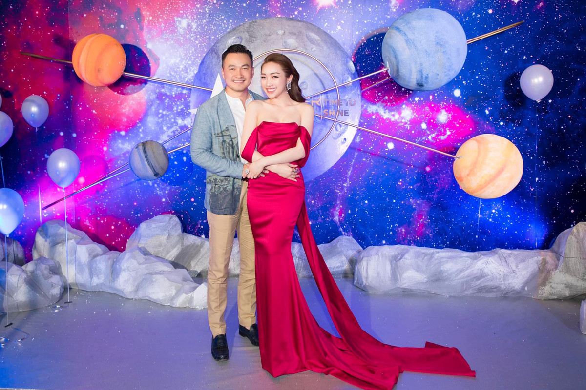 Sau nhiều năm hẹn hò, Chi Bảo xác nhận đã đăng kí kết hôn lần thứ 3 với Lý Thùy Chang - bạn gái kém 16 tuổi của nam diễn viên.