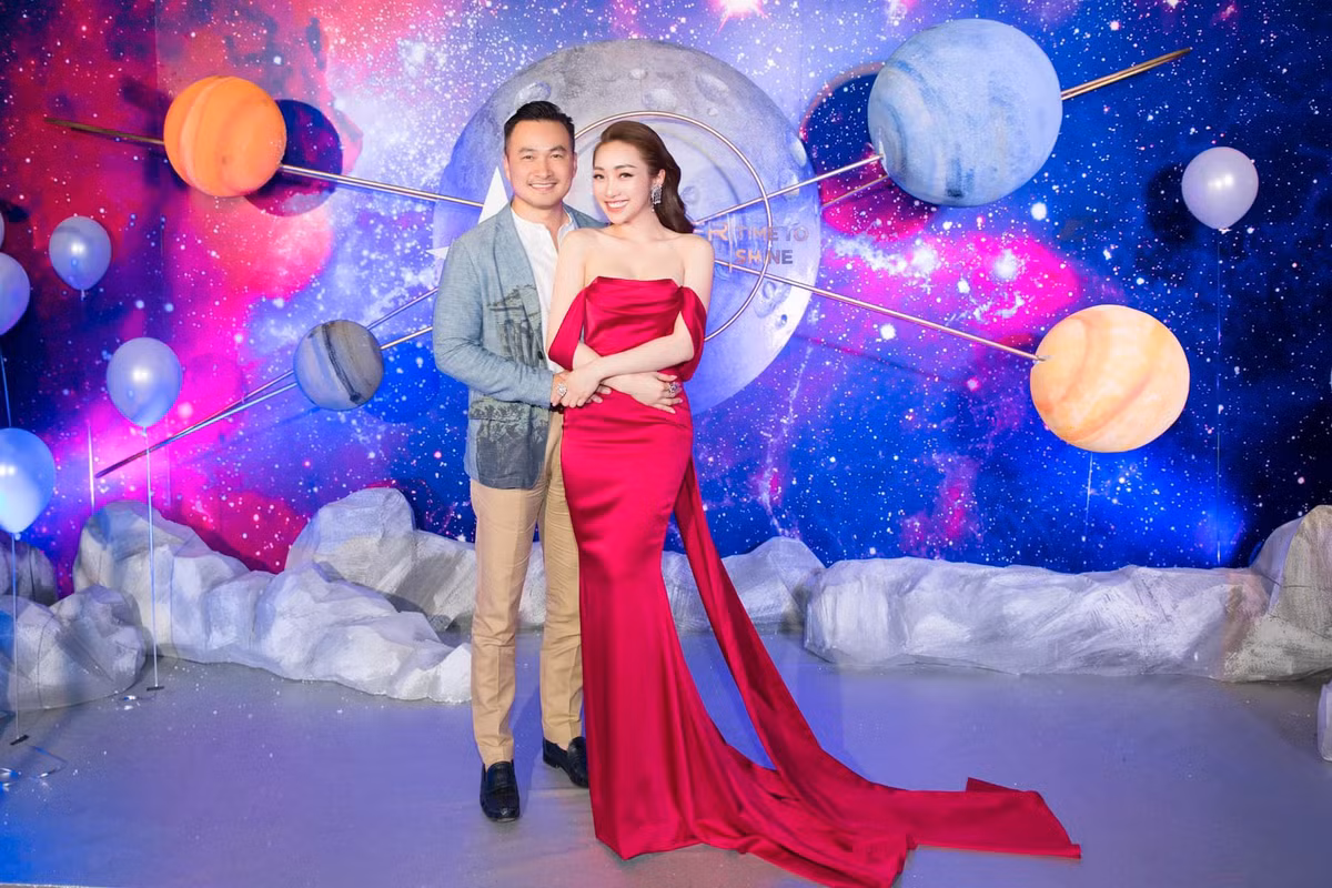 Sau nhiều năm hẹn hò, Chi Bảo xác nhận đã đăng kí kết hôn lần thứ 3 với Lý Thùy Chang - bạn gái kém 16 tuổi của nam diễn viên.