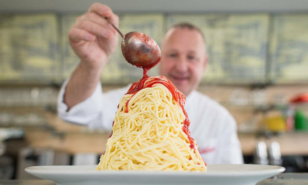 Spaghettieis được làm từ kem vani nén qua máy ép spatzle hoặc máy nghiền khoai tây để tạo hình giống những sợi mỳ ống.